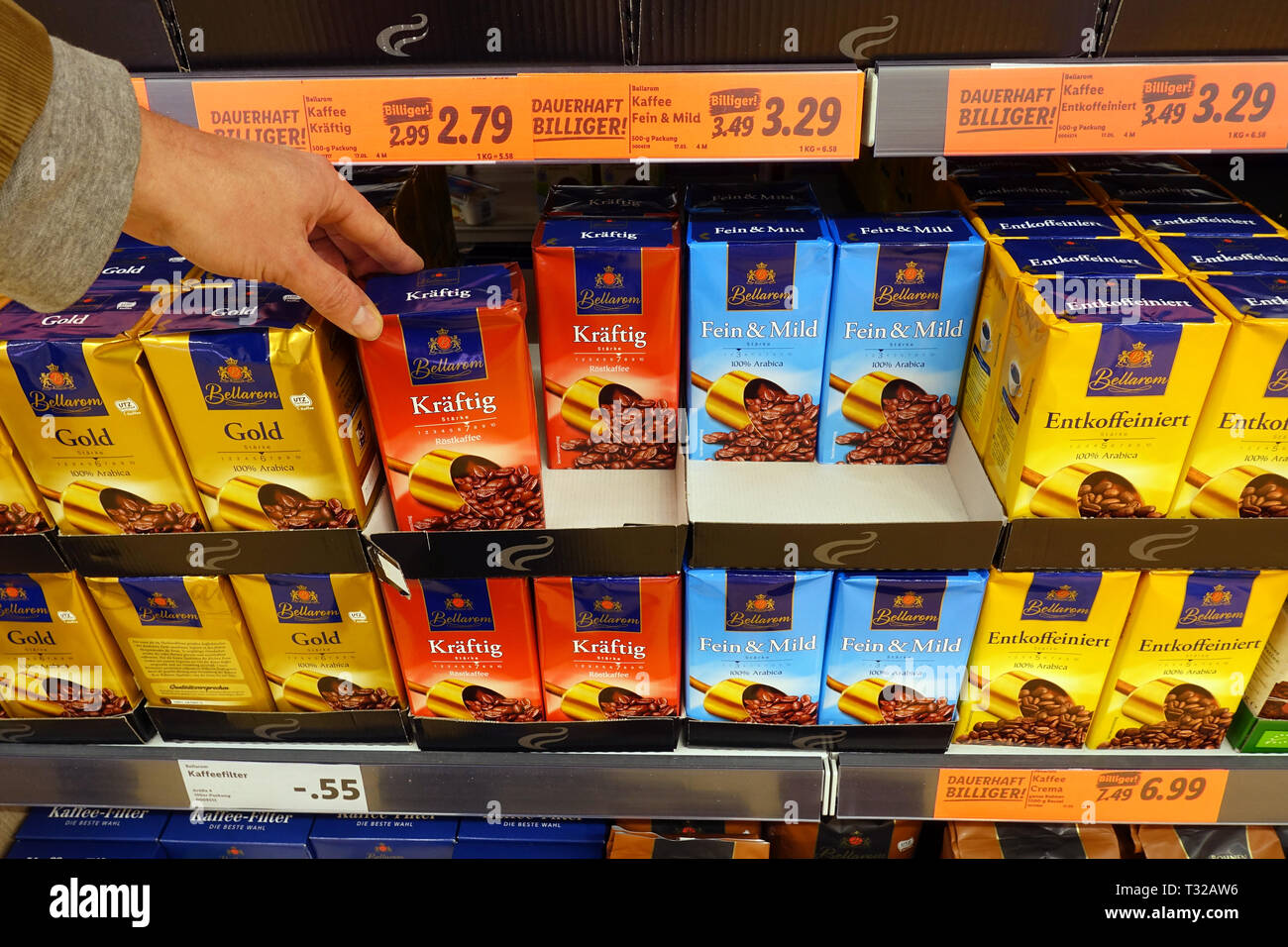 Sortiment von Kaffeeverpackungen in einem Lidl Supermarkt