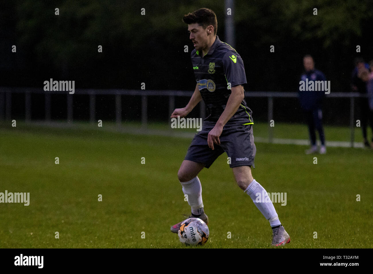 Taffs Well v Penybont in der Welsh Football League Division One am Rhiw'r Ddar Stadion. Stockfoto