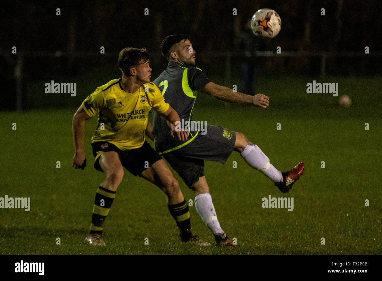 Taffs Well v Penybont in der Welsh Football League Division One am Rhiw'r Ddar Stadion. Stockfoto