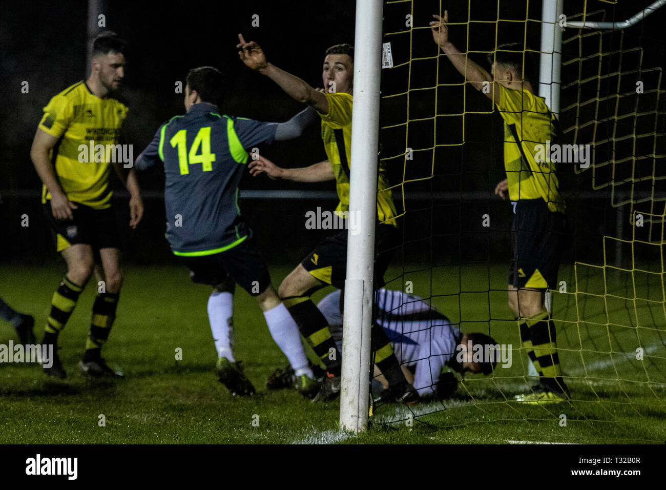 Taffs Well v Penybont in der Welsh Football League Division One am Rhiw'r Ddar Stadion. Stockfoto