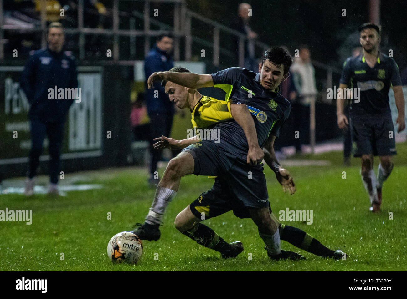 Taffs Well v Penybont in der Welsh Football League Division One am Rhiw'r Ddar Stadion. Stockfoto