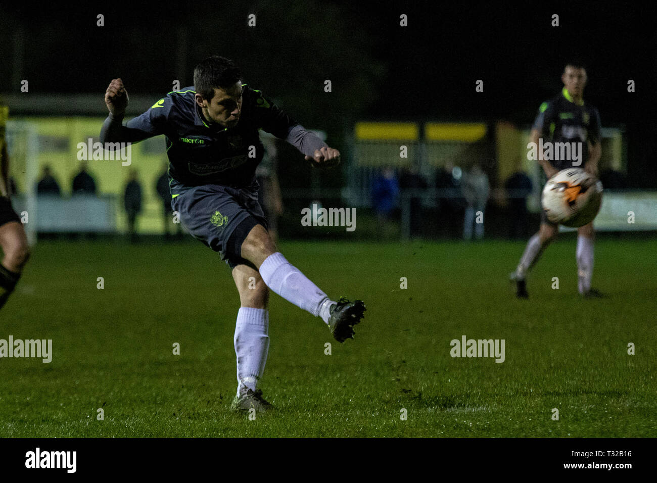 Taffs Well v Penybont in der Welsh Football League Division One am Rhiw'r Ddar Stadion. Stockfoto