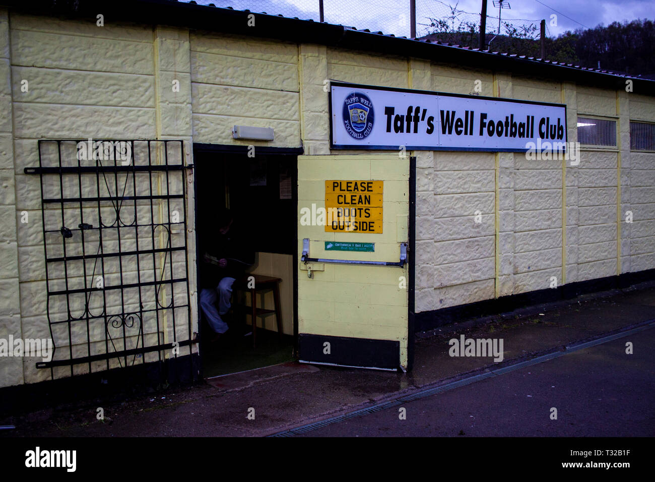 Taffs Well v Penybont in der Welsh Football League Division One am Rhiw'r Ddar Stadion. Stockfoto