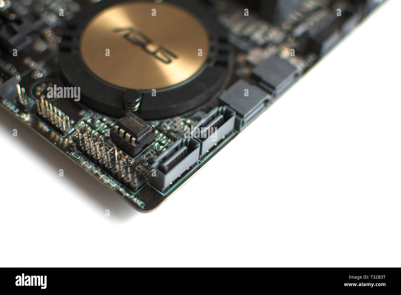 Moderne Computer ATX-Motherboard. Elektronische Komponenten, Steckdosen und Lötstellen ist deutlich zu sehen. Stockfoto