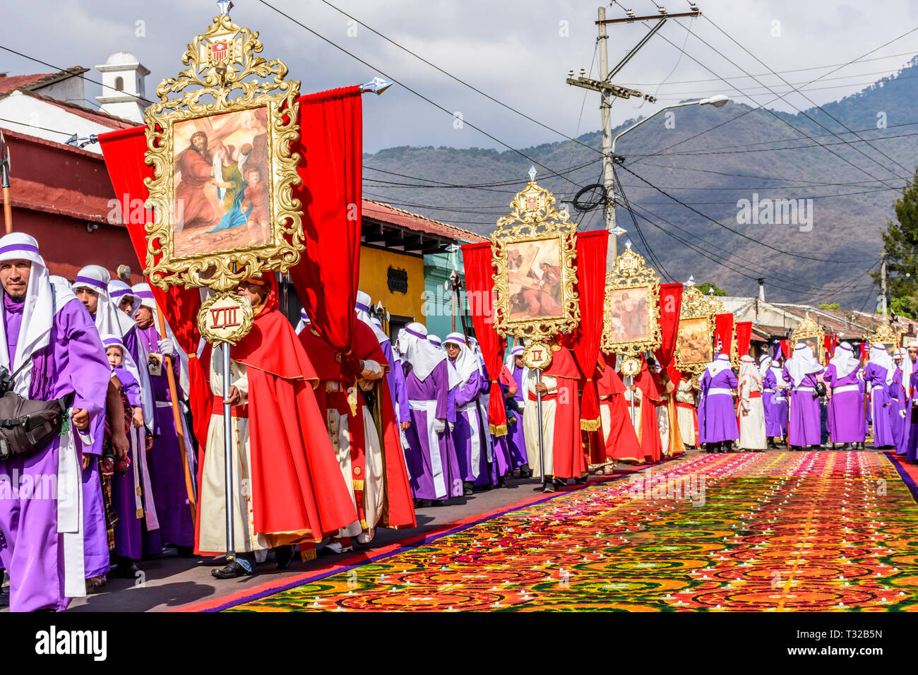 Antigua, Guatemala - März 30, 2018: Karfreitag Prozession & Teppich in einer der weltweit bekanntesten Ziele für die Feier der Heiligen Woche. Stockfoto