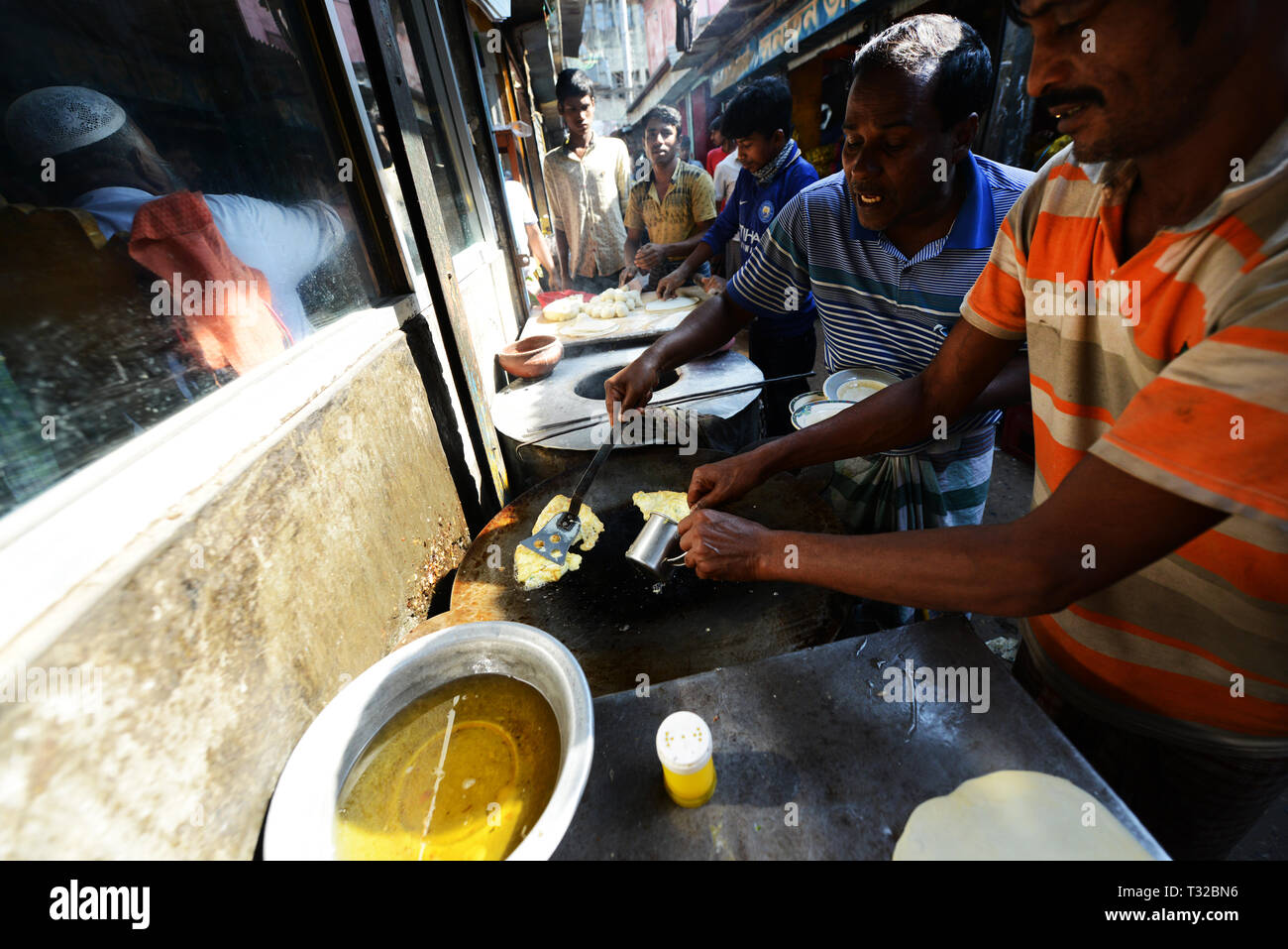 Vorbereitung Roti Brot in einem kleinen Restaurant in Dhaka. Stockfoto