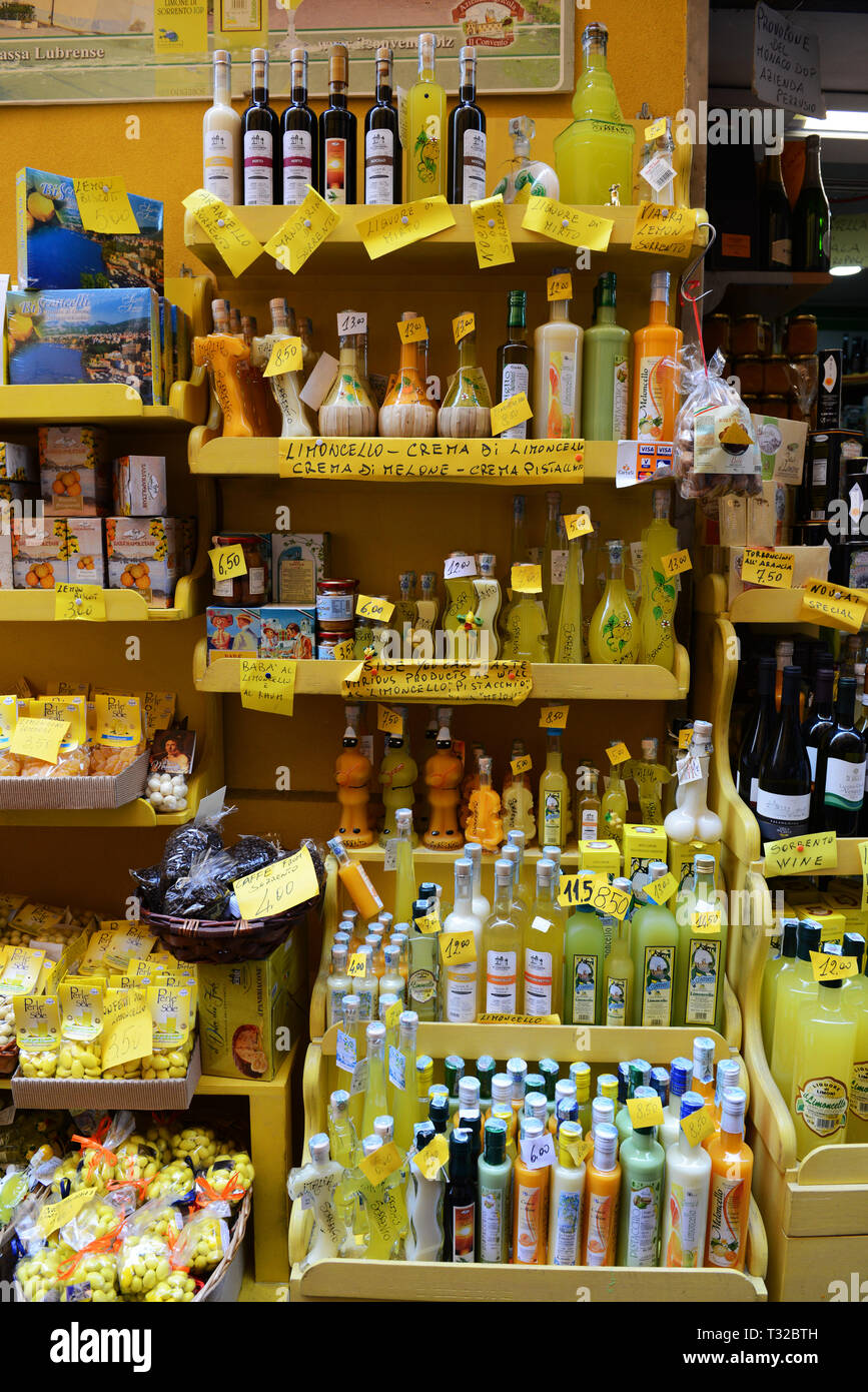 Ein Limoncello shop in Sorrent, Italien. Stockfoto