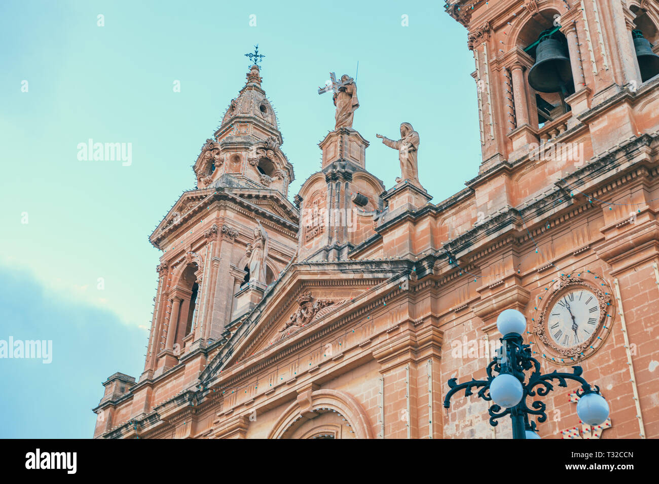 Die maltesische Kirche Architektur schließen bis Sonnenuntergang Stockfoto