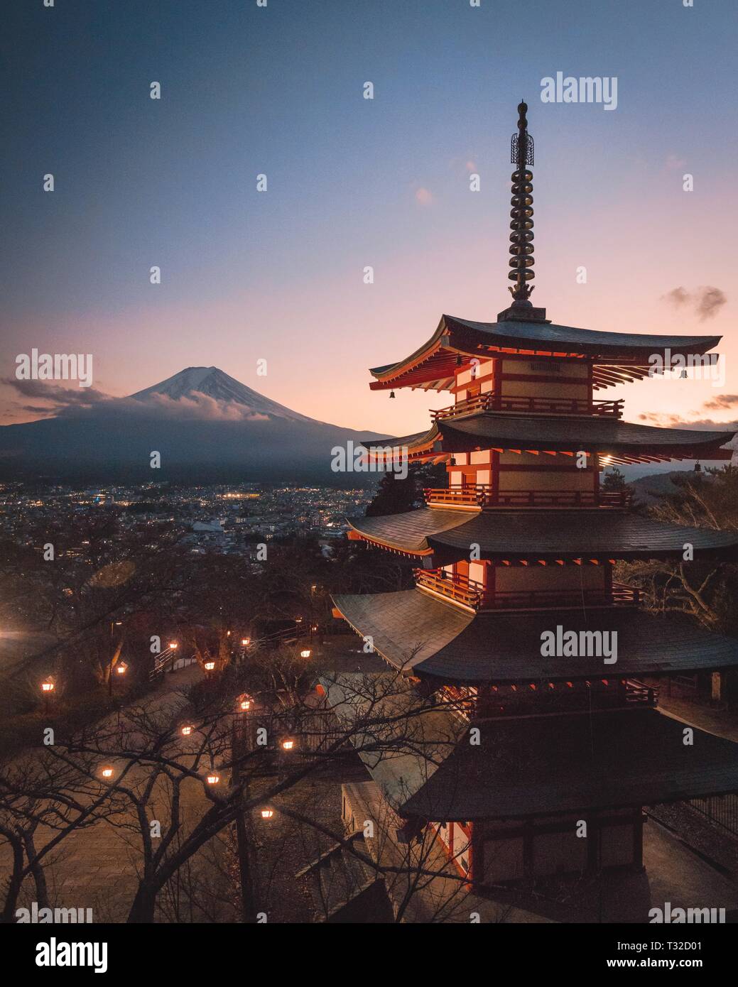 Blaue Stunde an der chureito Pagode und Blick auf Mount Fuji Stockfoto