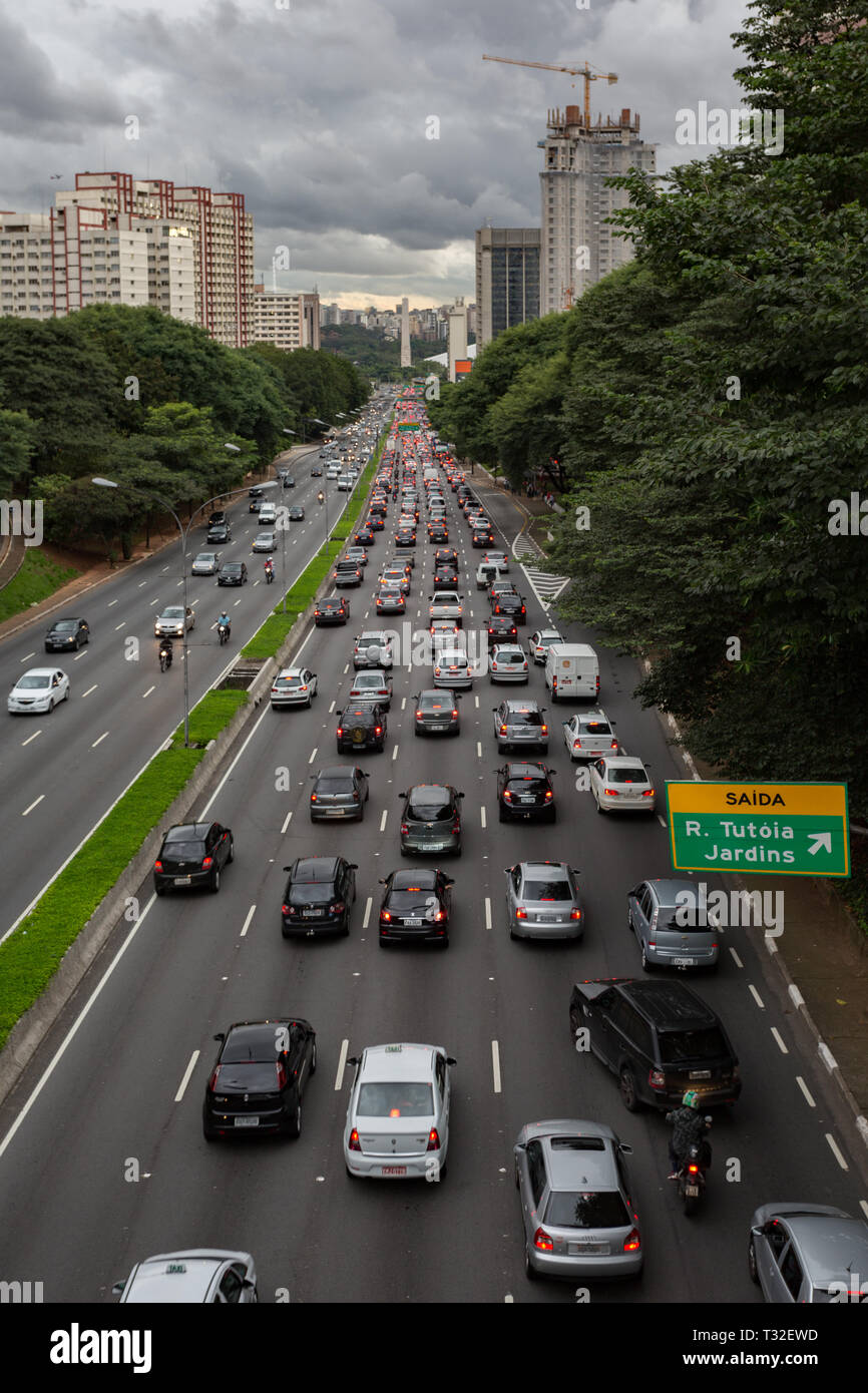 Blick auf eine Allee (Av. Vinte e Tres de Maio) waren voll mit Fahrzeugen, die in eine Richtung. Heavy Traffic plagen Sao Paulo downtown, Brasilien Stockfoto