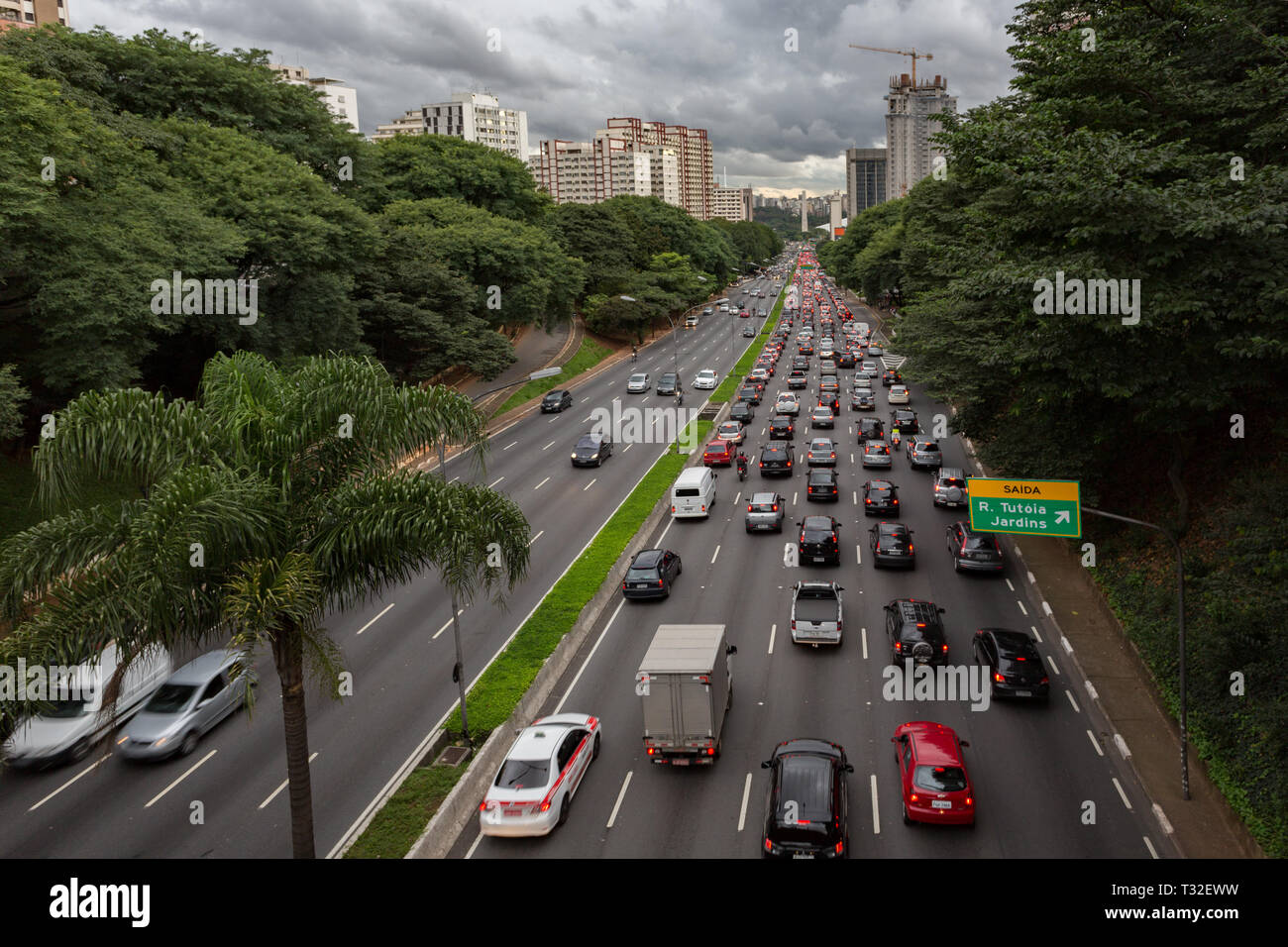 Blick auf eine Allee (Av. Vinte e Tres de Maio) waren voll mit Fahrzeugen, die in eine Richtung. Heavy Traffic plagen Sao Paulo downtown, Brasilien Stockfoto