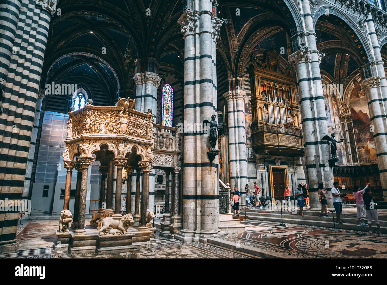 Siena, Italien - 28. Juni 2018: Panoramablick auf den Innenraum der Kathedrale von Siena (Duomo di Siena) ist eine mittelalterliche Kirche in Siena, von seinen earlies gewidmet Stockfoto