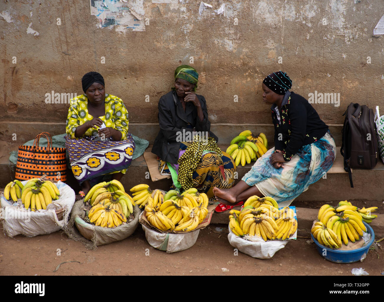 Verkauf von Bananen im Taxi Park (Busbahnhof) in Jinja Stockfoto