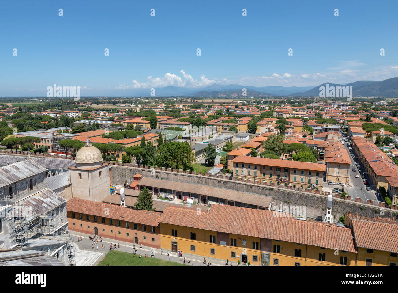 Pisa, Italien - 29. Juni 2018: Panoramablick von Pisa Stadt mit historischen Gebäuden und ferne Berge aus dem Turm von Pisa. Tag Sommer und sonnigen blauen Stockfoto