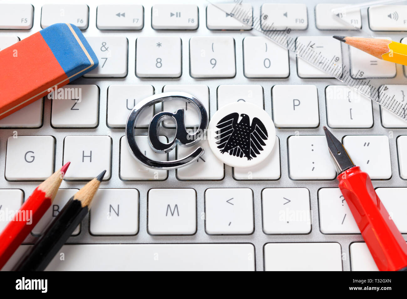 At-Zeichen und Bundesadler auf dem Computer Tastatur, symbolische Foto  digital, Stabilitätspakt, At-Zeichen und Bundesadler in Computertastatur,  Symbolfoto Digitalpakt Stockfotografie - Alamy