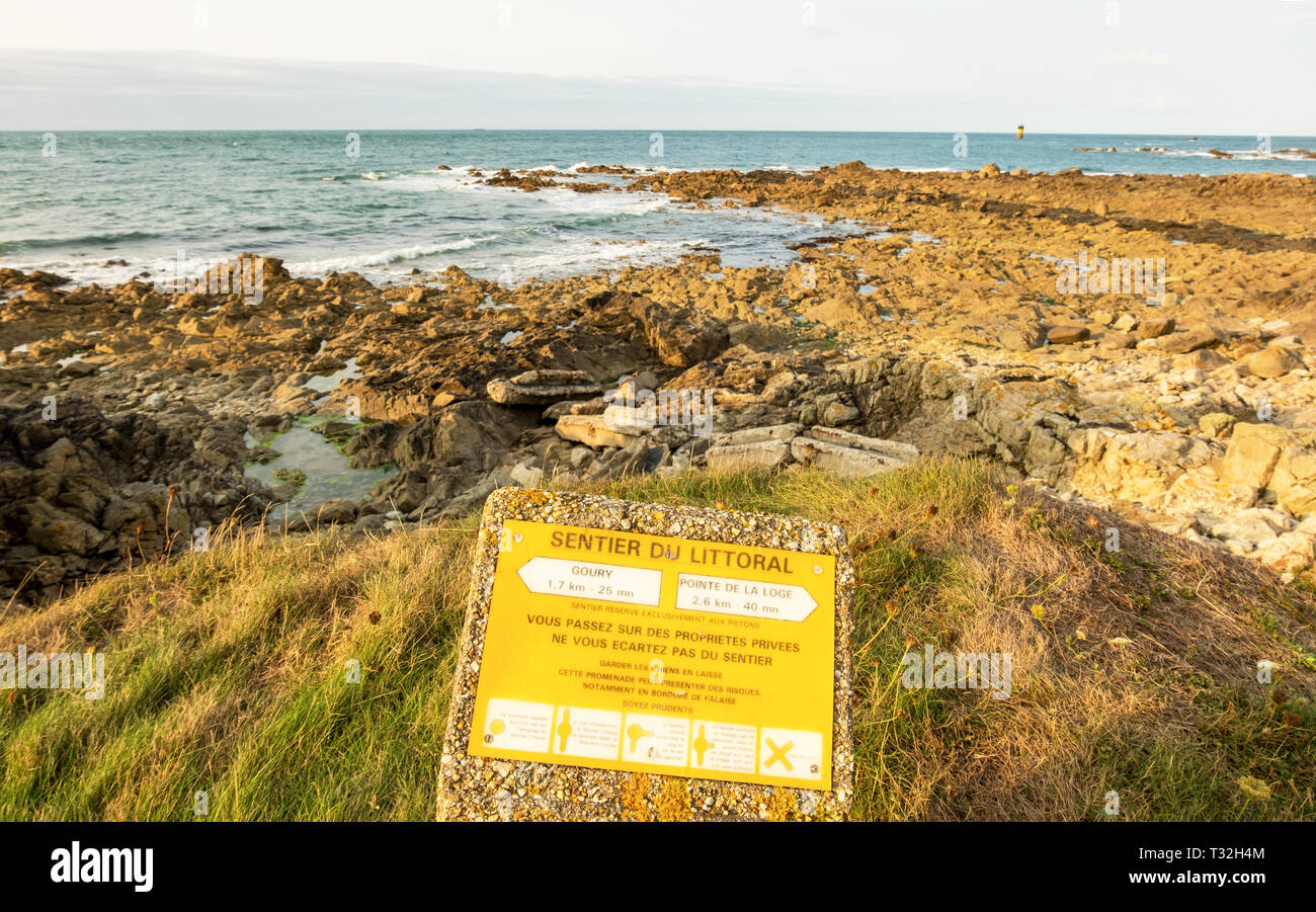 Auderville, Normandie, Frankreich - 27. August 2018: Das Schild Küstenweg oder Sentier du Littoral. Cap de la Hague, Normandie Frankreich Stockfoto