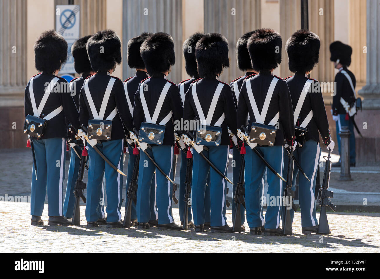 Truppen des Dänischen Königlichen Rettungsschwimmer in ihrer zeremoniellen blauen Uniformen auf Parade an der Amalienborg Palast, während die Wachablösung. Stockfoto