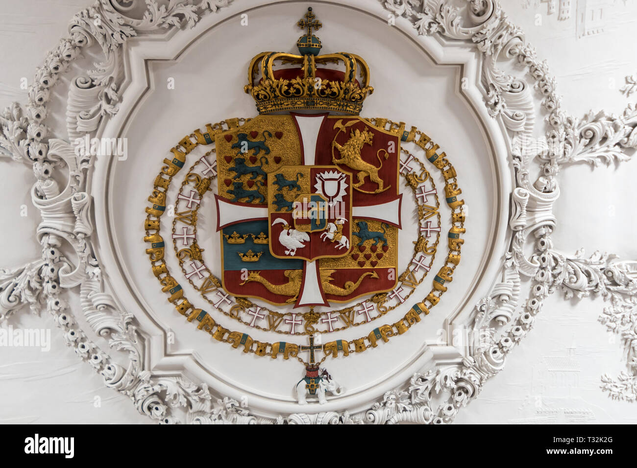 Der Stuck Relief der Königlichen Wappen, aus der Zeit von Frederik IV. Gerichtshof, an der Decke der Rittersaal im Schloss Rosenborg Stockfoto