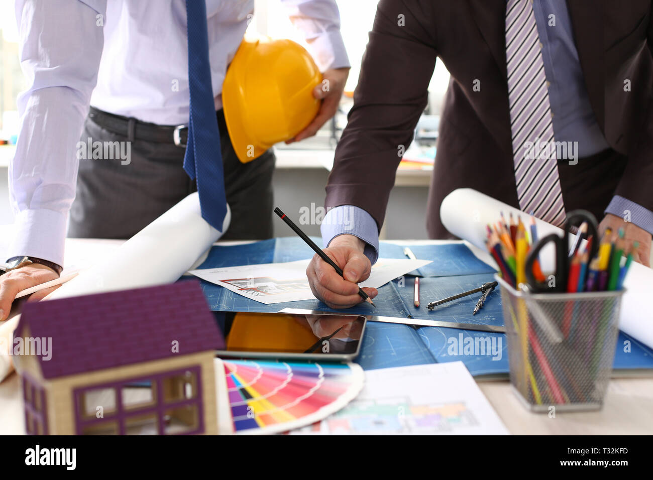 Zwei männliche Arbeiter Prüfung blueprint Papiere Stockfoto
