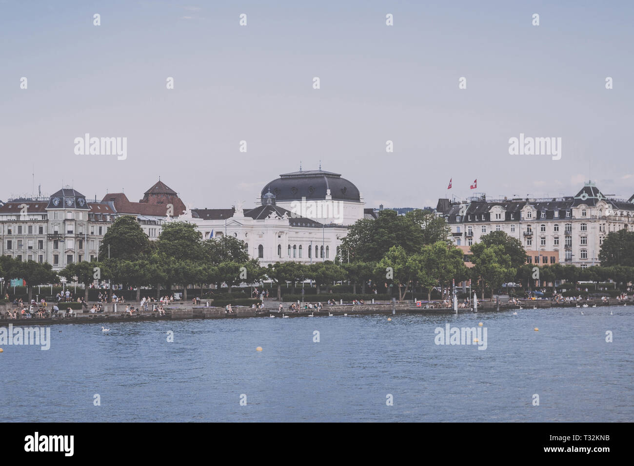Zürich, Schweiz - 21. Juni 2017: Blick auf den Züricher See und der Oper in der historischen Zentrum der Stadt Zürich. Landschaft Sommer, Sonne Wetter, blau s Stockfoto