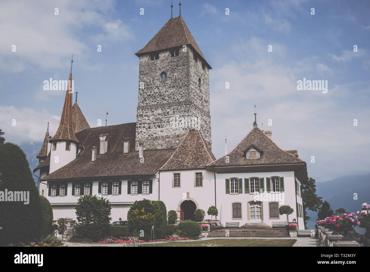 Spiez, Schweiz - 22. Juni 2017: Blick auf das Schloss Spiez - Lebendiges Museum und Park, Schweiz, Europa. Es ist ein Schweizer Weltkulturerbe der Nationalen signif Stockfoto