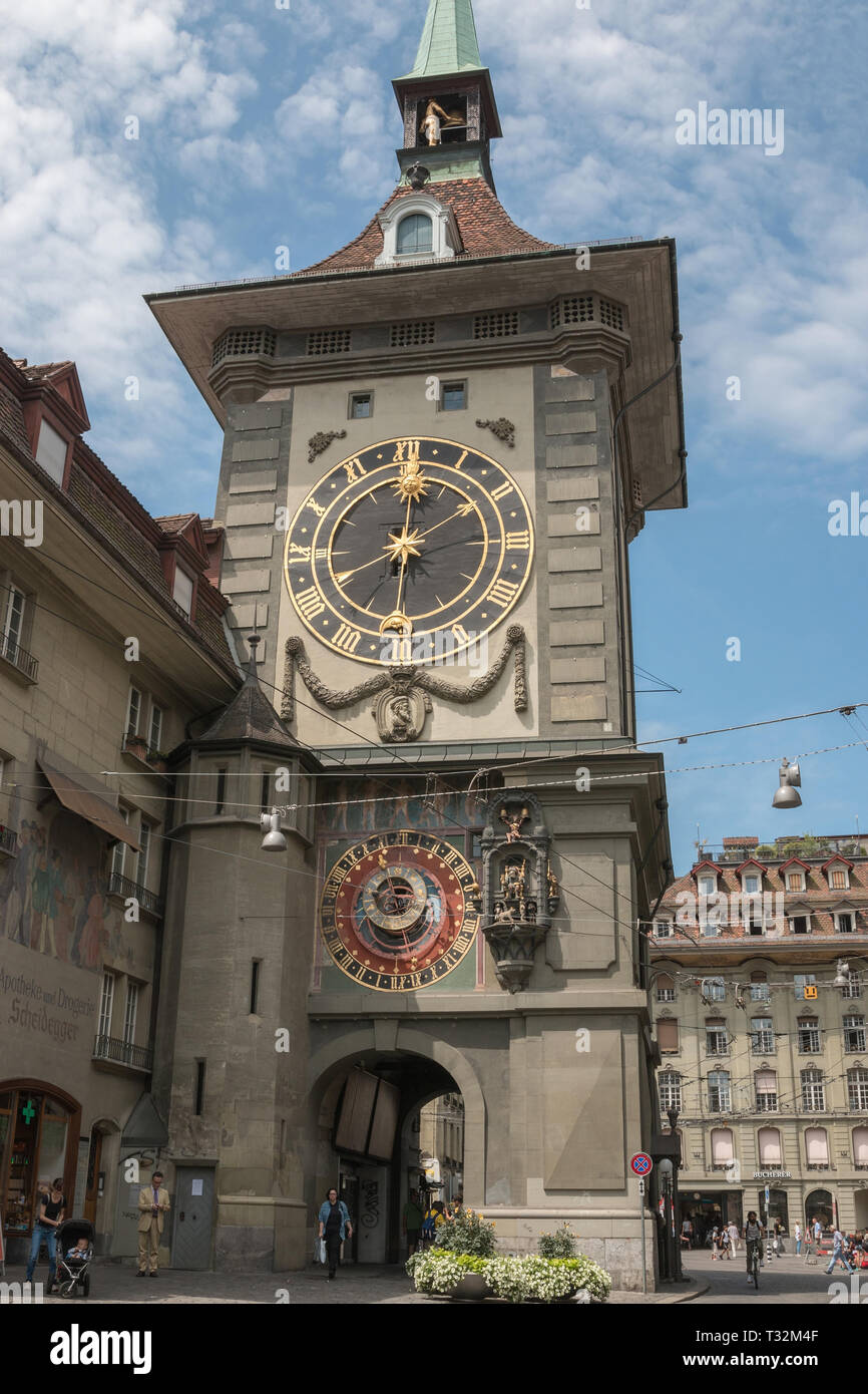 Bern, Schweiz - Juni 27, 2017: Ansicht der Zytglogge ist ein Wahrzeichen mittelalterlichen Turm im historischen Zentrum von Bern, Schweiz, Europa. Tag Sommer mit Bl Stockfoto