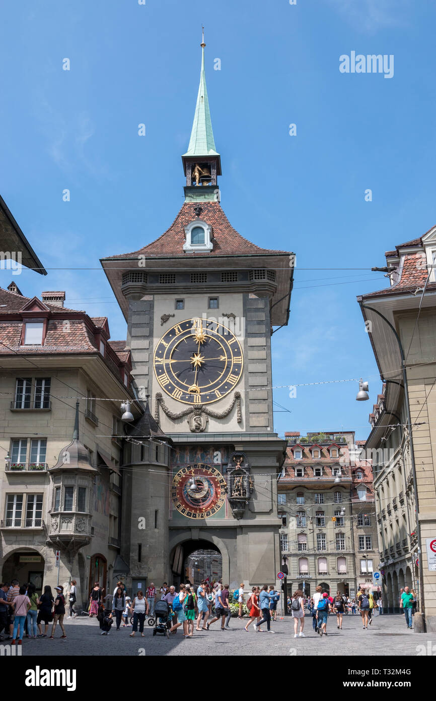 Bern, Schweiz - Juni 27, 2017: Ansicht der Zytglogge ist ein Wahrzeichen mittelalterlichen Turm im historischen Zentrum von Bern, Schweiz, Europa. Tag Sommer mit Bl Stockfoto