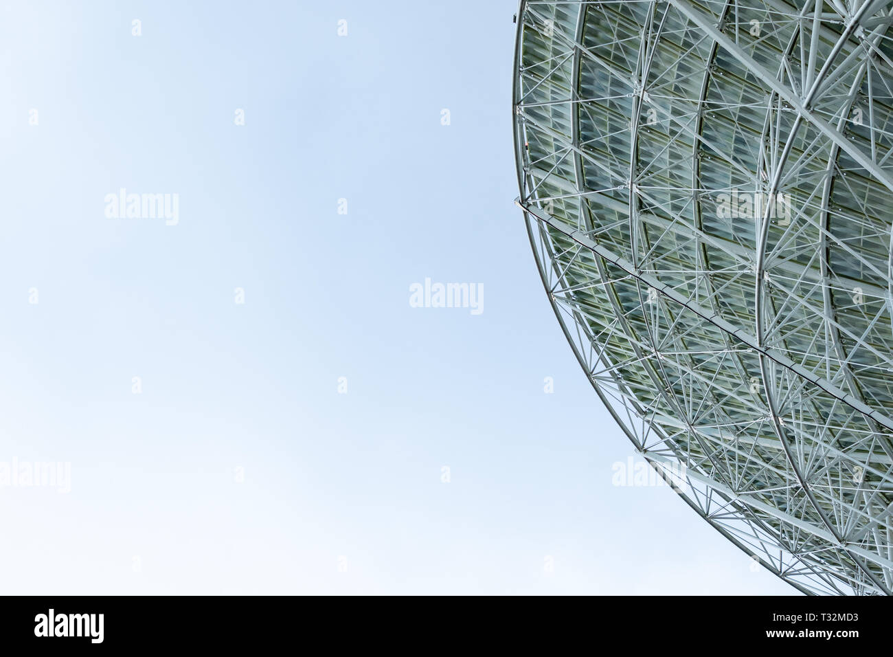 Riesige weiße radio Satellitenschüssel vor einem strahlend blauen Himmel isoliert. Stockfoto