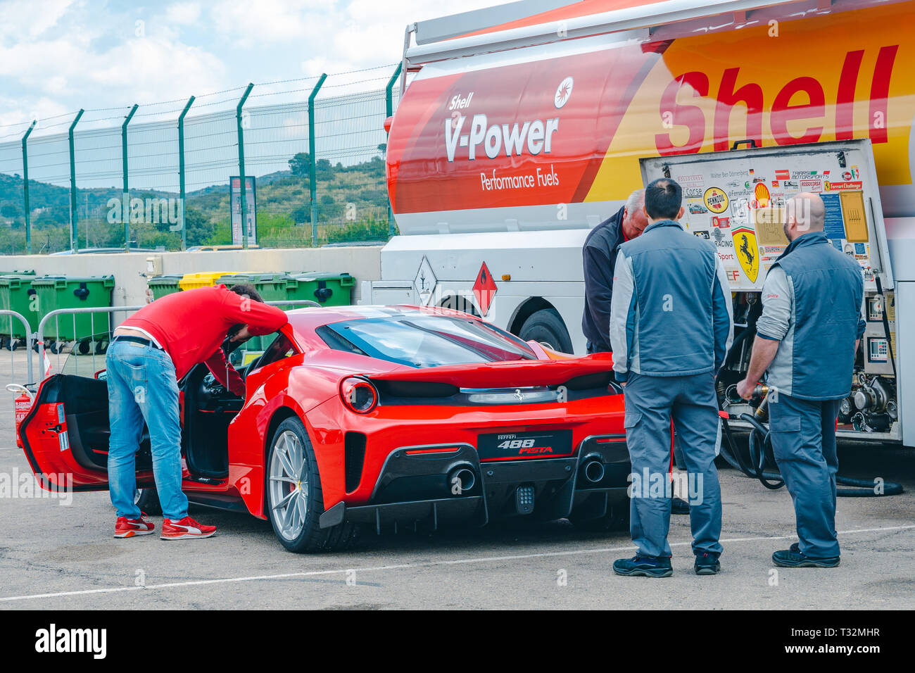 Valencia, Spanien - 30. März 2019: Shell Kraftstoff Lkw und Ferrari 488 Pista. Betankung rot Sportcar. Stockfoto
