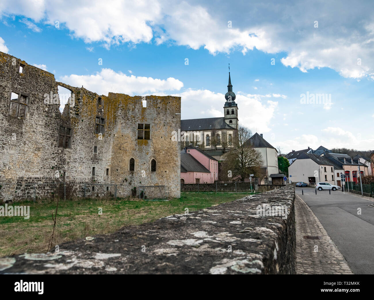Die Ruinen der Burg von Koerich, Luxemburg. Stockfoto