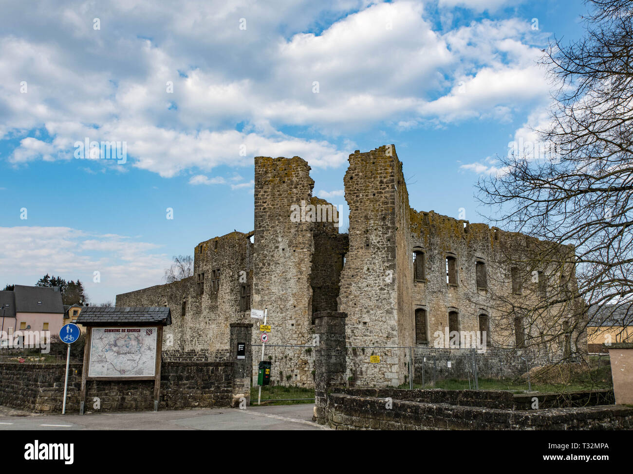 Die Ruinen der Burg von Koerich, Luxemburg. Stockfoto