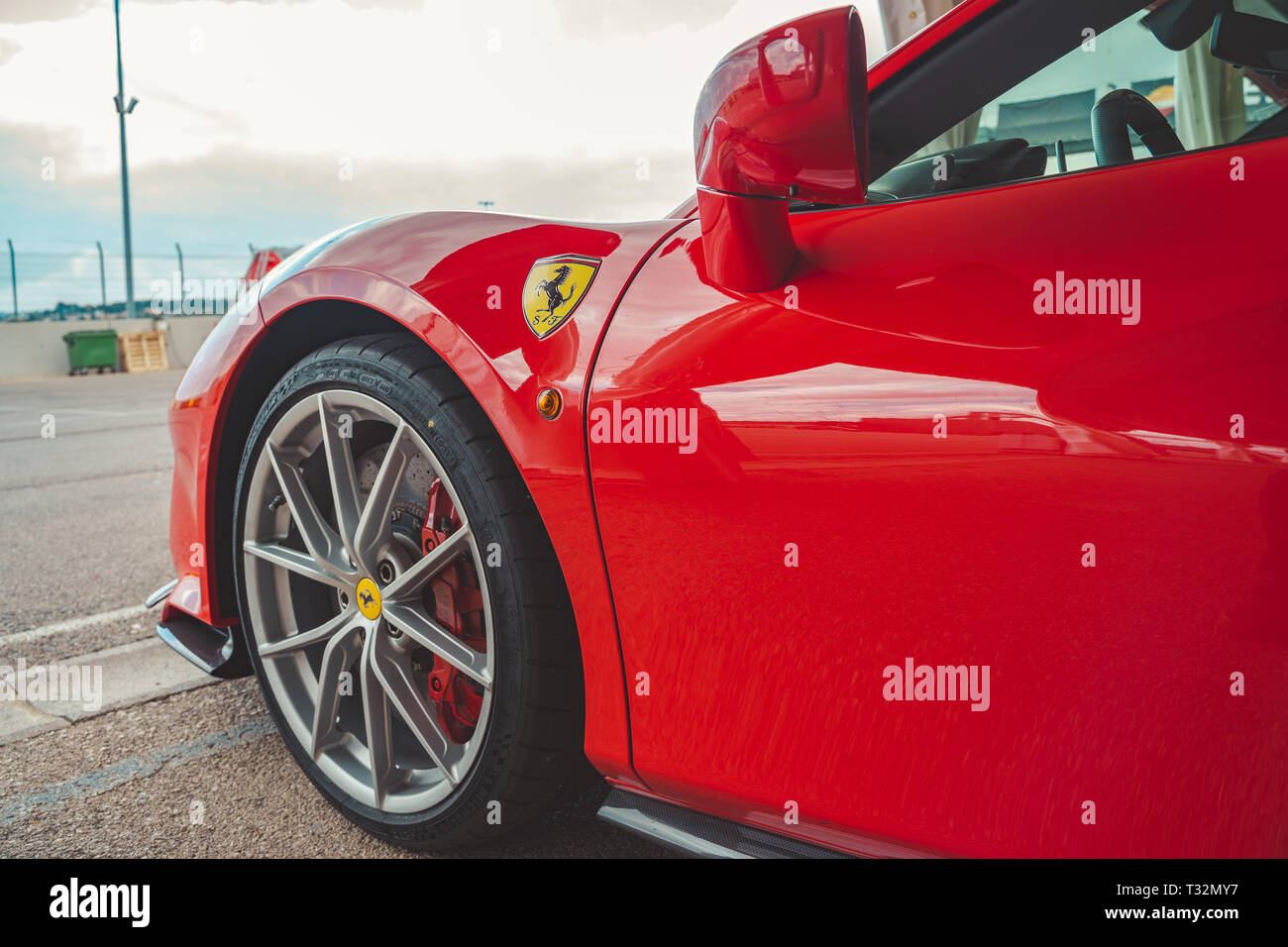 Valencia, Spanien - 30. März 2019: Close up auf Ferrari 488 Pista Rad. Michelin Reifen. Luxus sport auto. Stockfoto