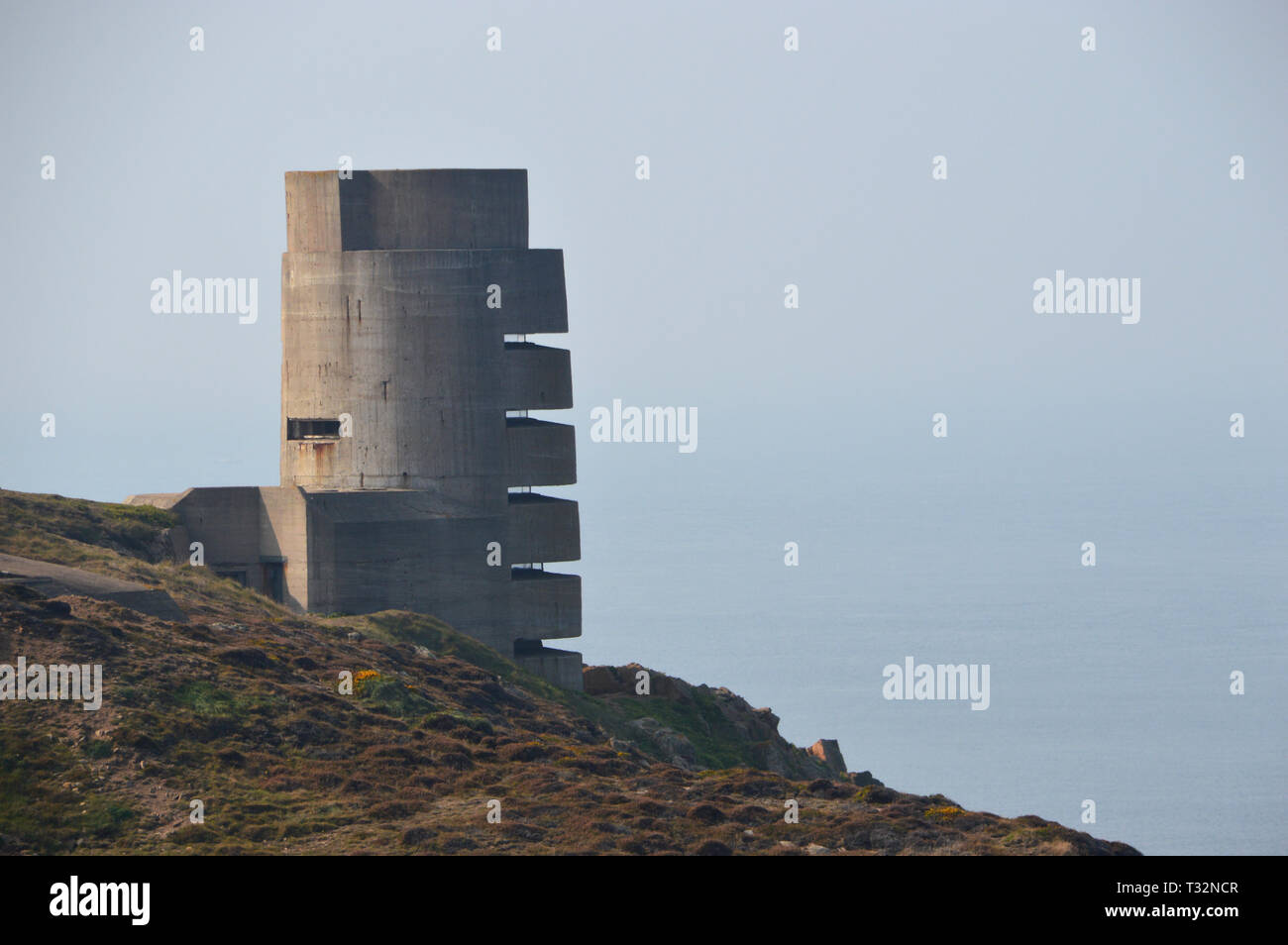 Concreate WW2 Deutsche Artillerie Aussichtsturm & Ausblick auf den Klippen in der Nähe von der Küste weg in Les Landes auf der Insel Jersey, Channel Isles.DE Stockfoto