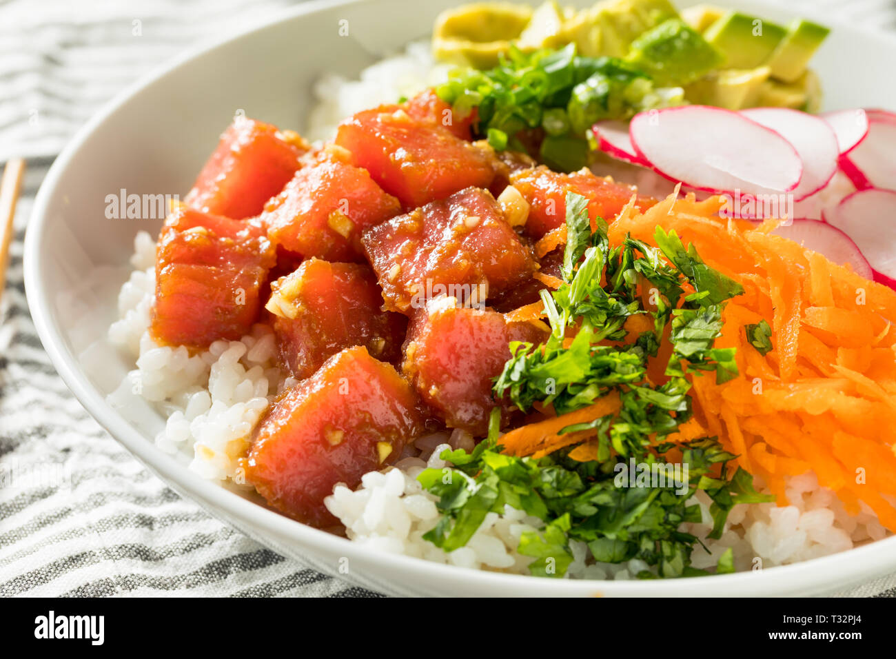 Hausgemachte Ahi-thunfisch Poke Schüssel mit Reis und Gemüse Stockfoto