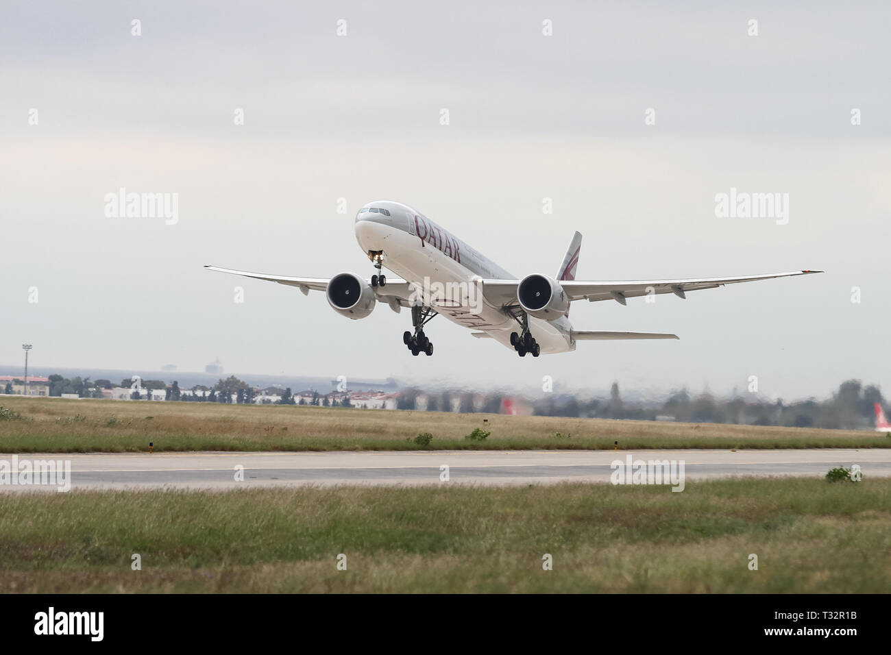 ISTANBUL, Türkei - 30. SEPTEMBER 2018: Qatar Airways Boeing 777-3 DZER (CN 36104) zieht aus Istanbul Ataturk Flughafen. Qatar Airways hat 220 Flotte Stockfoto