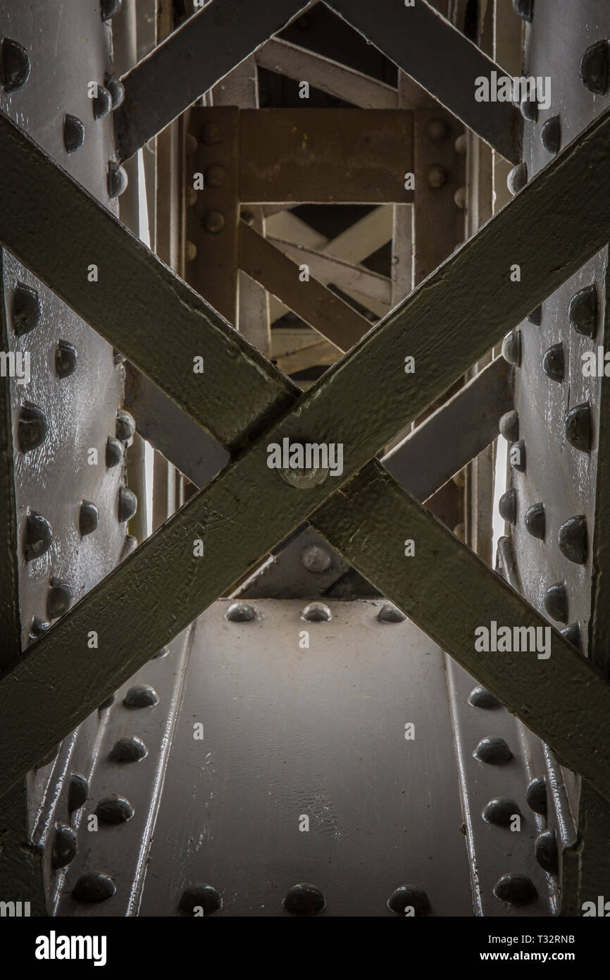 Abstraktes Bild aus einer Stahlkonstruktion Eisenbahnbrücke Stockfoto