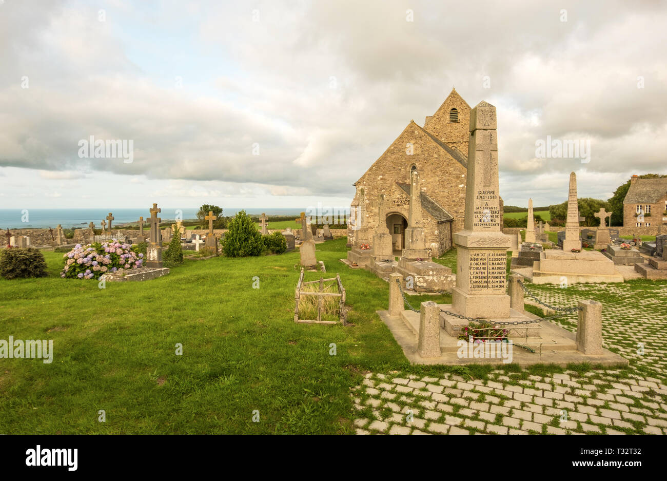 Jobourg, Frankreich - 27. August 2018: Alte Kirche Notre-Dame de Jobourg und Friedhof La Hague, Normandie, Frankreich Stockfoto