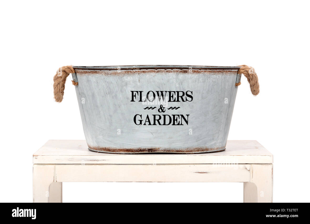 Blumenmarkt Metall Eimer auf einer Tabelle über Weiß Stockfoto