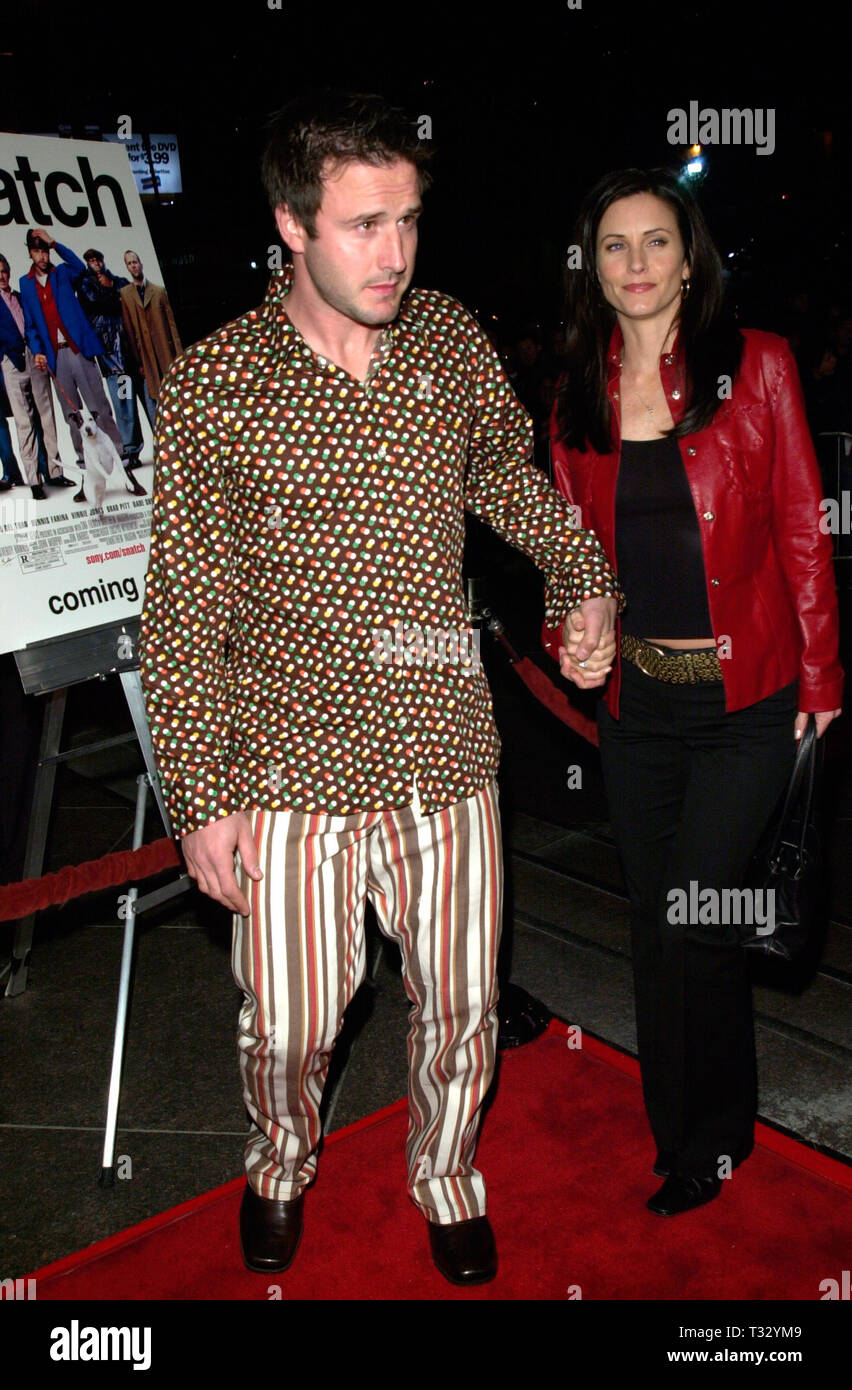 LOS ANGELES, Ca. Januar 18, 2001: Schauspieler David Arquette und Schauspielerin Frau Courtney Cox am Los Angeles Premiere von ENTREISSEN. © Paul Smith/Featureflash Stockfoto