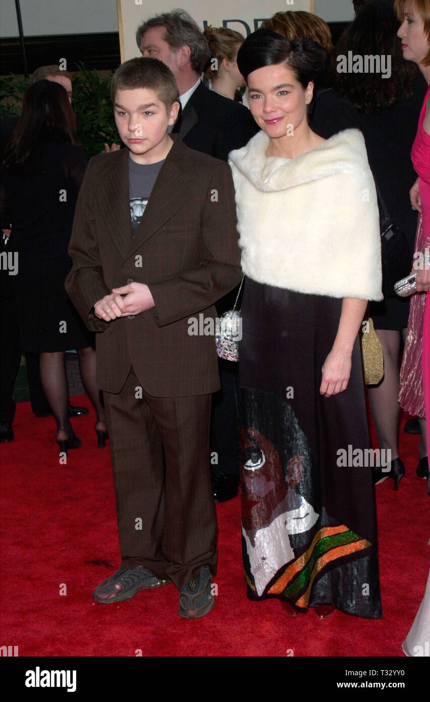 LOS ANGELES, Ca. Januar 21, 2001: Schauspielerin/Sängerin Björk & Sohn bei den Golden Globe Awards 2001 im Beverly Hilton Hotel. © Paul Smith/Featureflash Stockfoto