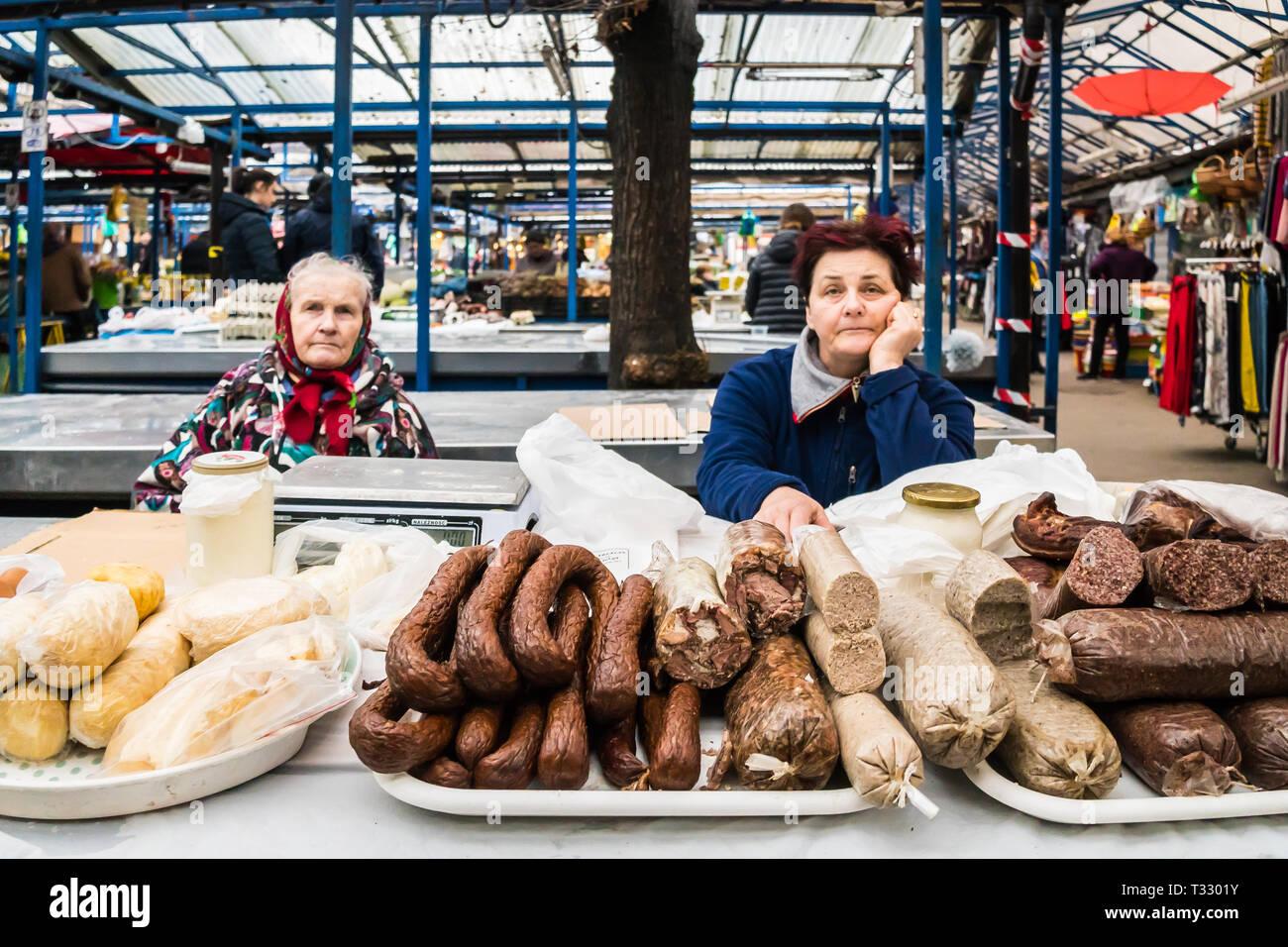 Krakau, Polen - März 22, 2019 - Frauen Fleischerzeugnisse im Stary Kleparz Markt verkaufen Stockfoto
