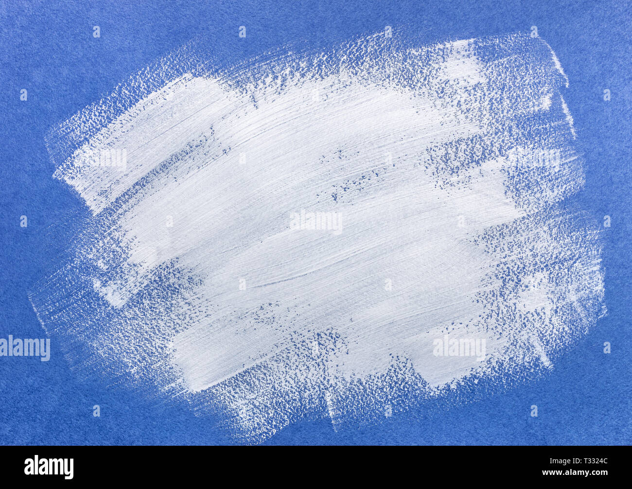 Ausdrucksstarke Pinsel streichen über blau Papier Hintergrund Stockfoto