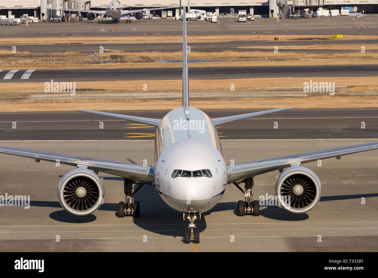 Eine Boeing 777 mit ANA (All Nippon Airways) am Haneda International Airport, Tokio, Japan. Stockfoto