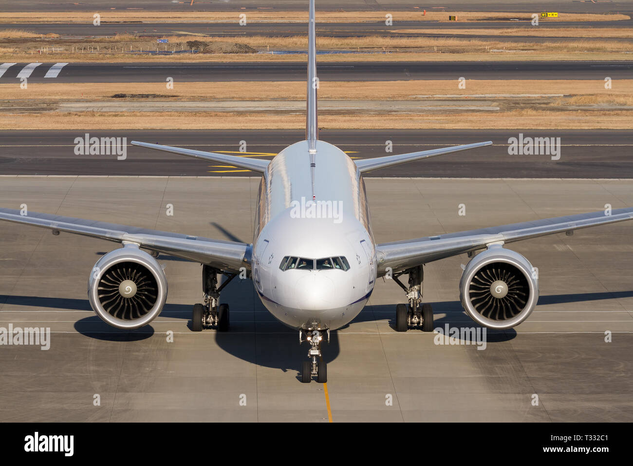 Eine Boeing 777 mit ANA (All Nippon Airways) am Haneda International Airport, Tokio, Japan. Stockfoto