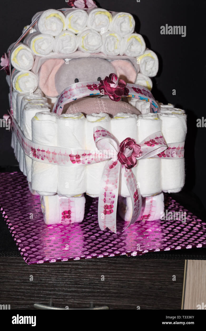 Neugeborene Geschenk Konzept. Kuchen der Windeln. Verpackt Windeln als Kuchen Stockfoto
