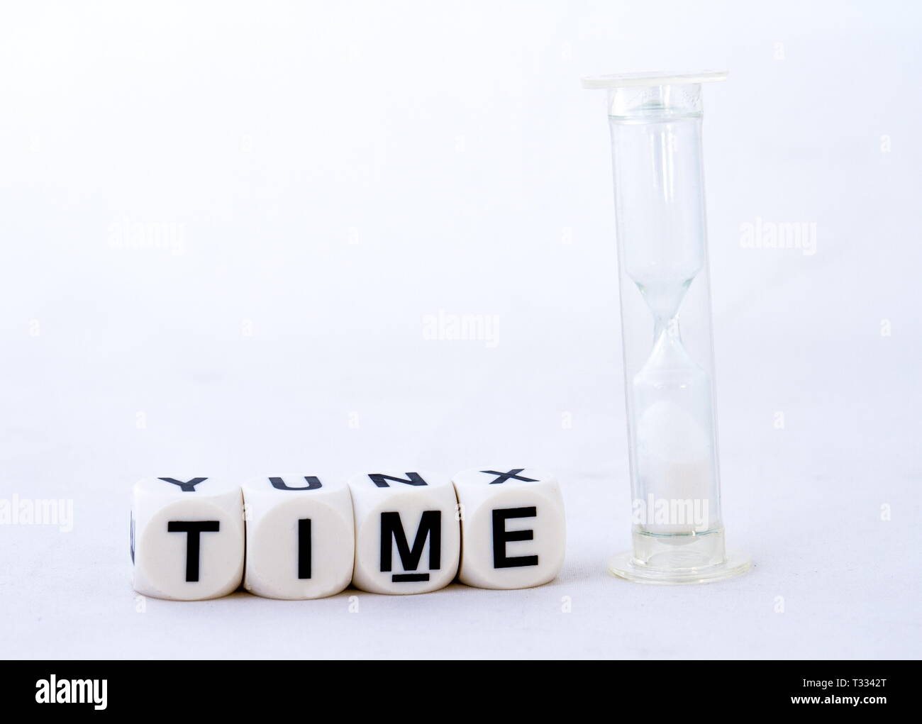Der Begriff der Zeit in schwarzen Text zusammen mit einer Sanduhr auf weißem Hintergrund Bild mit Kopie Raum isoliert Stockfoto