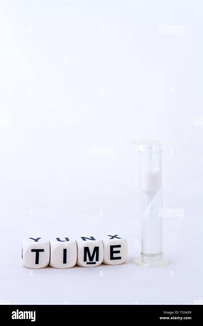 Der Begriff der Zeit in schwarzen Text zusammen mit einer Sanduhr auf weißem Hintergrund Bild mit Kopie Raum isoliert Stockfoto