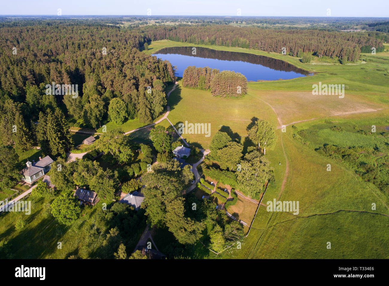 Sonnigen Juni morgen über Mikhailovskoye Immobilien. Pushkinskie Gory, Russland Stockfoto