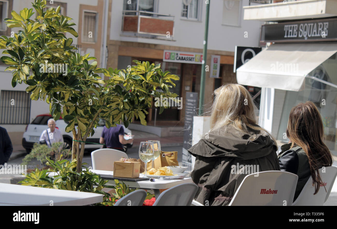 Damen, die Mittagessen, zwei Frauen in outside cafe Tisch mit Wein credit Bild Jack ludlam Stockfoto