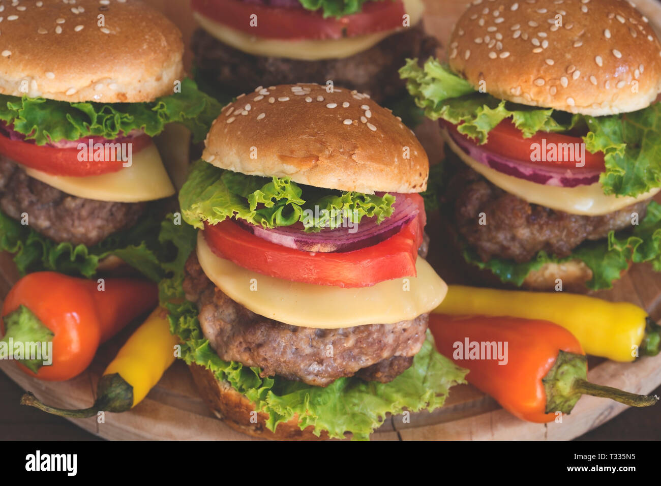 Mini Burger mit Chili peppers Stockfoto